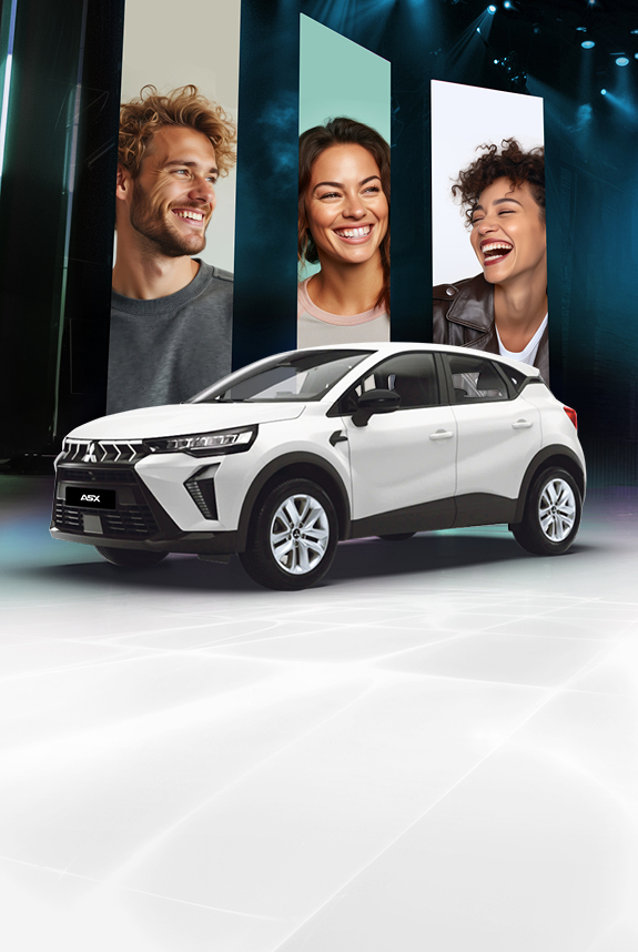 Mitsubishi ASX Diamant in Weiß mit drei lächelnden Personen vor modernem Bühnen-Setting mit blauer Beleuchtung